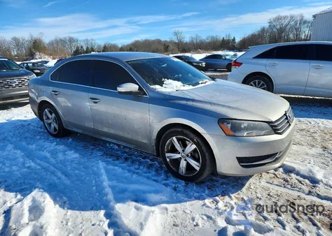 2013 Volkswagen Passat Se z USA, uszkodzony, nr VIN 1VWBP7A38DC089968